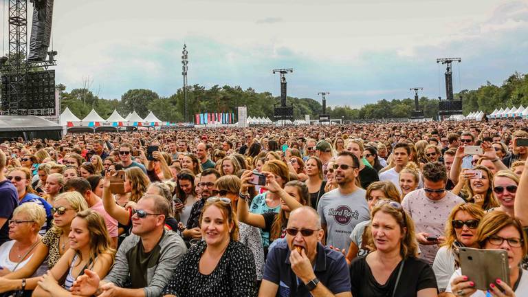 Drukte op het festivalterrein.