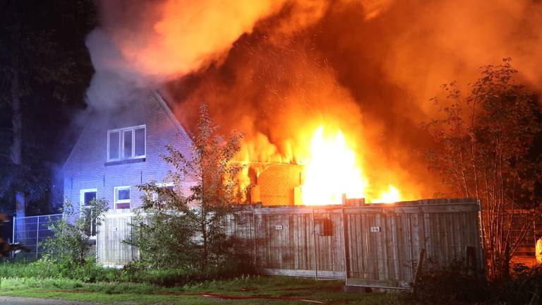 Het huis aan de Aengelbertlaan in Oss raakte flink beschadigd (foto: SQ Vision).