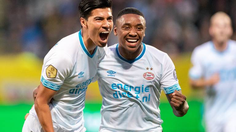 Smaakmaker Erick Guriérrez juicht met Steven Bergwijn. (Foto: VI Images)