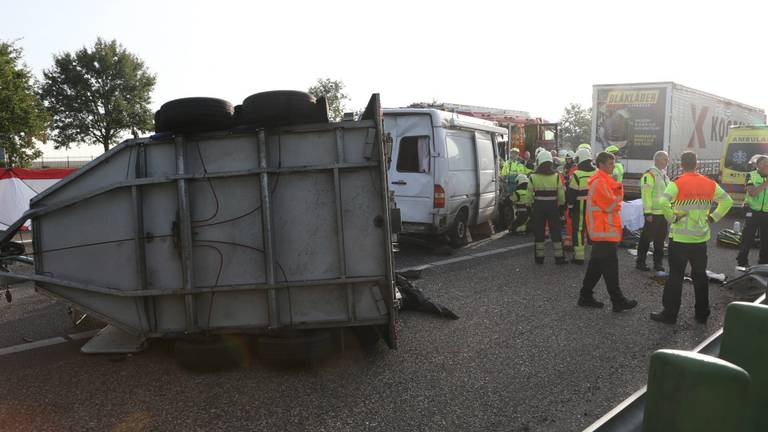 Een ravage op de A59. (Foto: SQ Vision)