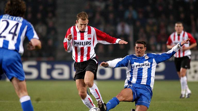 Arjen Robben namens PSV in actie tegen Deportivo La Coruña in 2003 (Foto: VI Images)