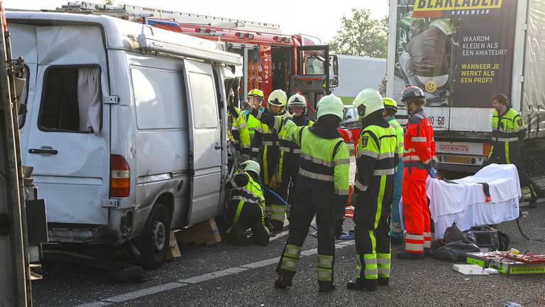 Hulpverleners bevrijdden de slachtoffers uit het busje. (Foto: SQ Vision)