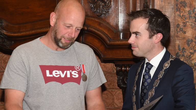 Jan Hoedemakers met loco-burgemeester Mike van der Geld (foto: Henk van Esch).