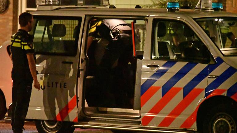 Extra agenten kwamen de agressieve man arresteren. (Foto: Alexander Vingerhoeds/ Obscura Foto)