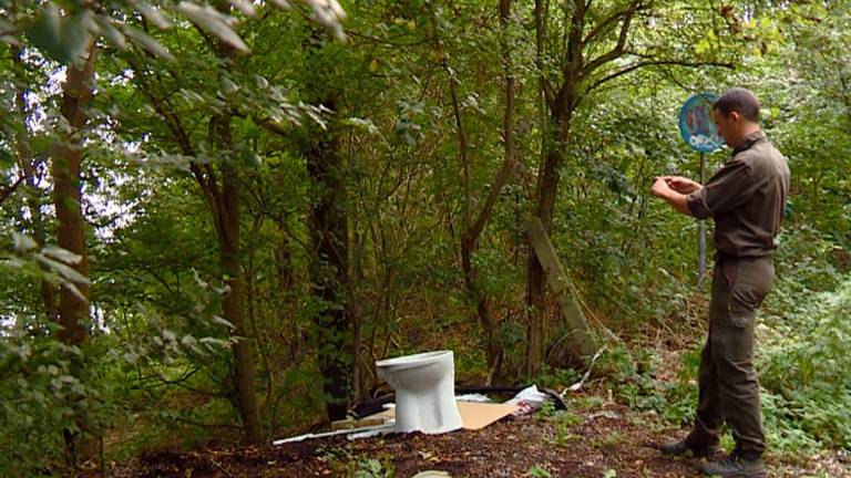 Boswachter Erik de Jonge fotografeert de zoveelste dumping