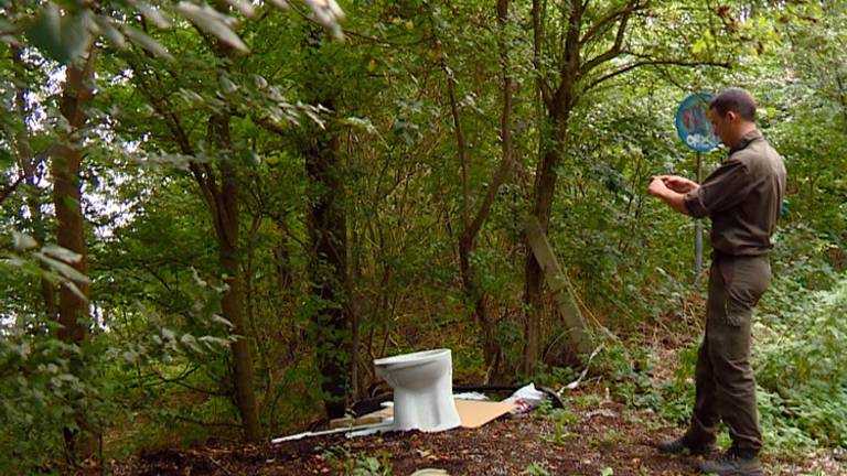 Boswachter Erik de Jonge fotografeert de zoveelste dumping