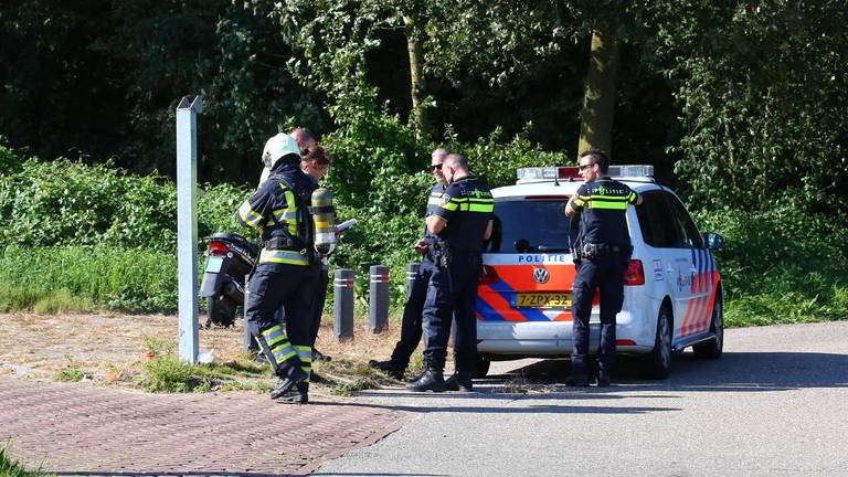 De politie onderzoekt wat voor chemische stoffen er in een aantal tassen zat in Ravenstein. (Foto: Charles Mallo)