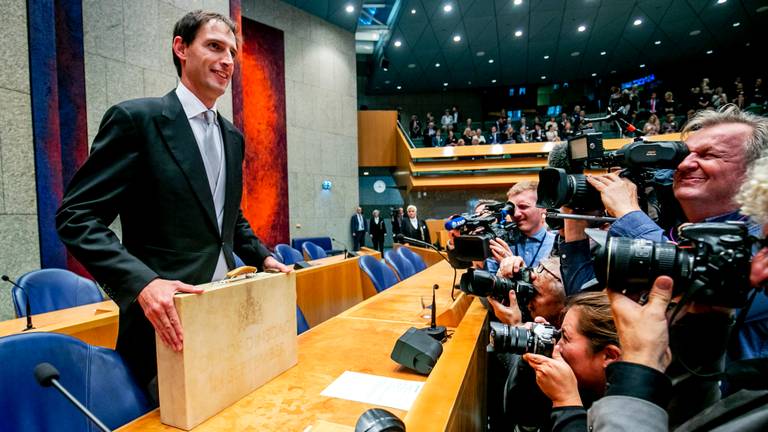 Minister Wopke Hoekstra presenteert het koffertje met de rijksbegroting en miljoenennota (foto: ANP).