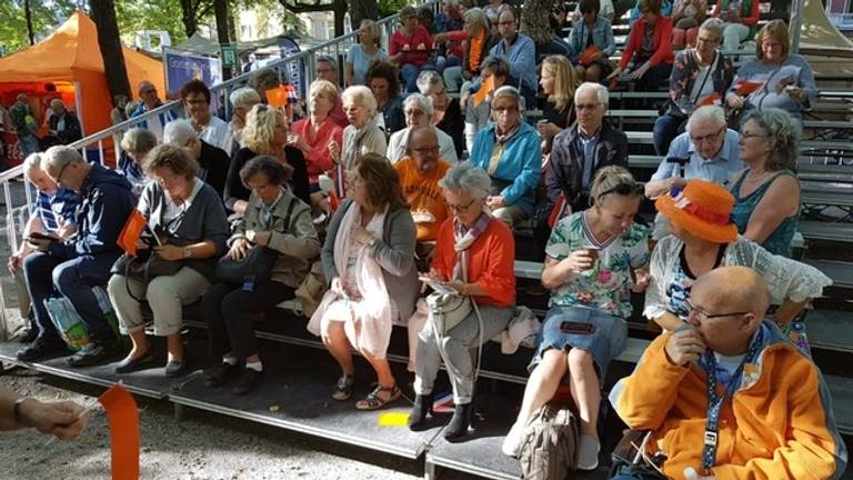 Wachten op de Glazen Koets. (Foto: Yvonne van de Liefvoort)