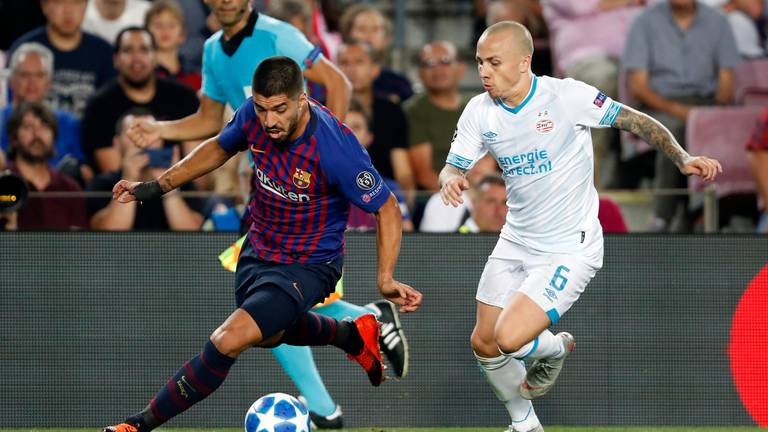 Angeliño in duel met Luis Suárez (foto: VI Images).