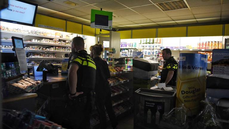 De politie onderzoekt de winkel van het tankstation. Foto: Toby de Kort/De Kort Media