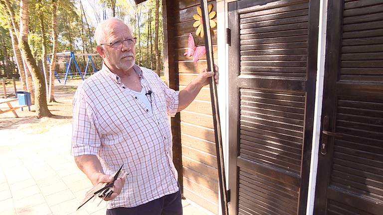 Pieter de Jong van speeltuin De Rijpelroets laat zien wat de schade is die de dieven hebben aangericht.