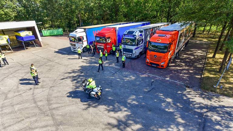 Veel vrachtwagenchauffeurs werden gecontroleerd. (Foto: Dave Hendriks/SQ Vision)