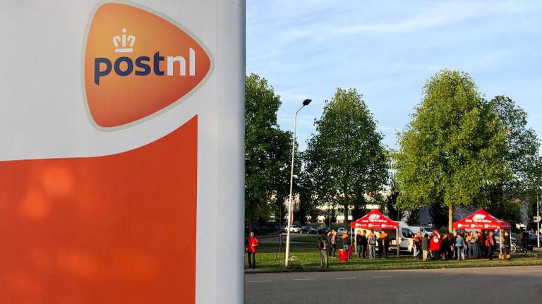 Ook bij PostNL in Den Bosch wordt er weer gestaakt, net zoals in de metaalsector in Brabant (foto: Raoul Cartens)