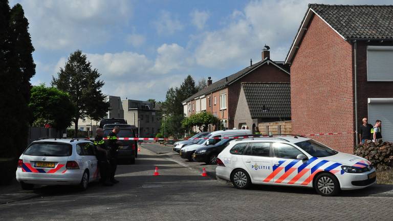 De politie is aanwezig in de Van Berckenrodelaan. (Foto: FPMB)