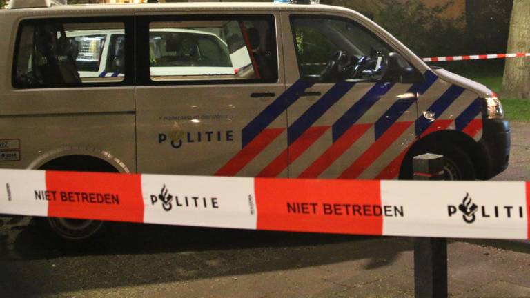 De politie doet onderzoek naar een zware mishandeling in Almkerk. (Foto: ANP)