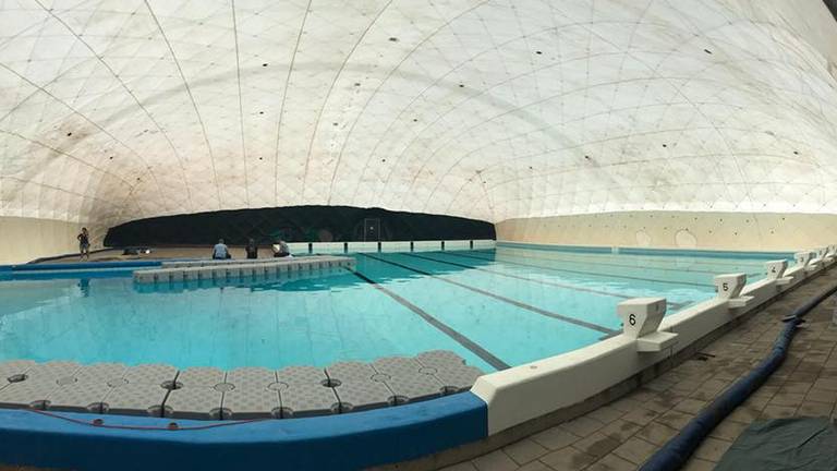 Binnen Zwemmen In Een Buitenbad Met Een Enorme Opblaasbare Tent Is Dat Mogelijk Omroep Brabant