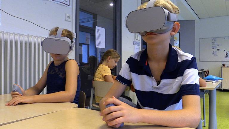 Kars en Jeske krijgen verkeersles met VR brillen