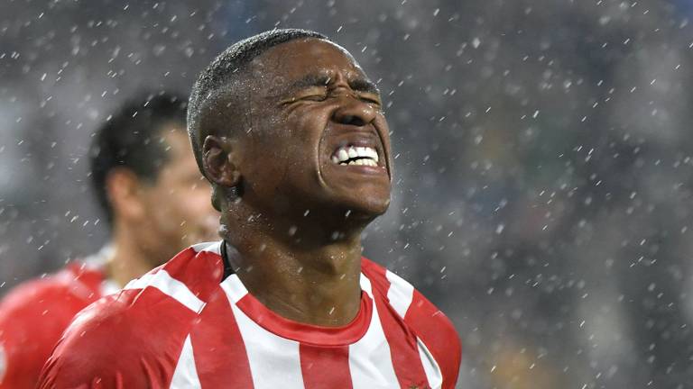 Steven Bergwijn keert geblesseerd terug bij PSV (foto: VI Images).