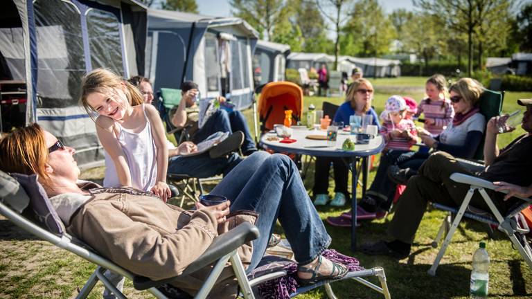 Buitenlandse toeristen genieten op de camping in Eersel. (Archieffoto: ANP)