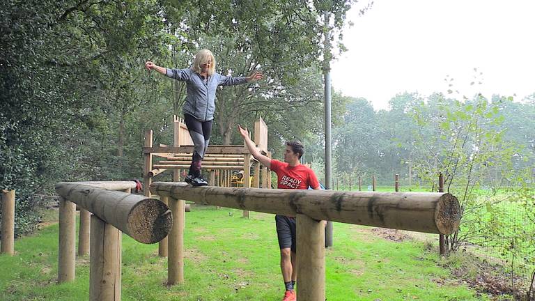 Corry Konings laat haar fysieke vaardigheden zien op de stormbaan in Made. (Foto: Hannelore Strui