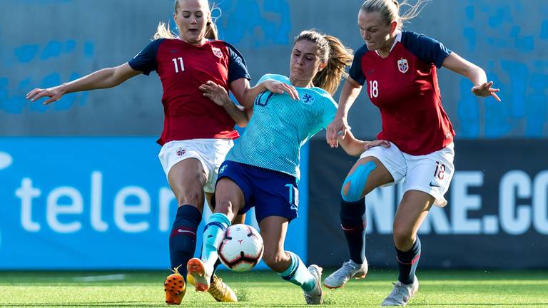 Daniëlle van de Donk in de mangel bij twee Noorse speelsters (foto: VI Images).