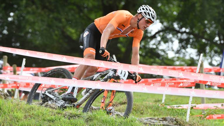 Mathieu van der Poel gaat voor een podiumplaats tijdens het WK mountainbike (foto: VI Images).
