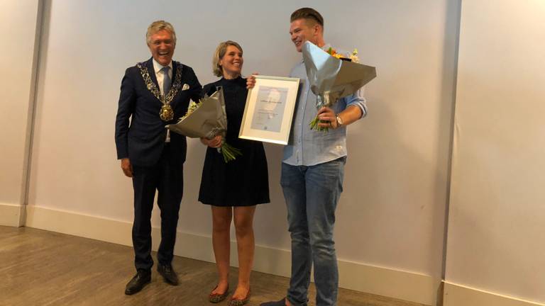 Slachtoffer Steffie speldde Daan de medaille op (Foto: Edwin Vossen)