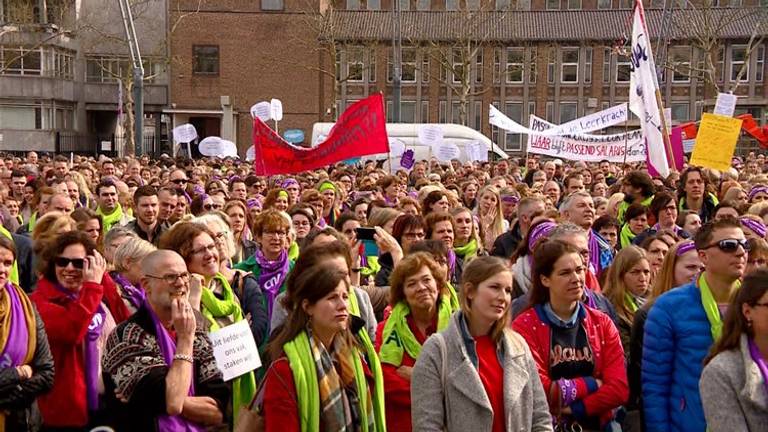 Leraren uit Brabant en Zeeland staakten in mei op het Stadhuisplein in Eindhoven