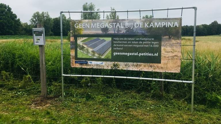 Het spandoek van Natuurmonumenten tegen de megastal in Oirschot.