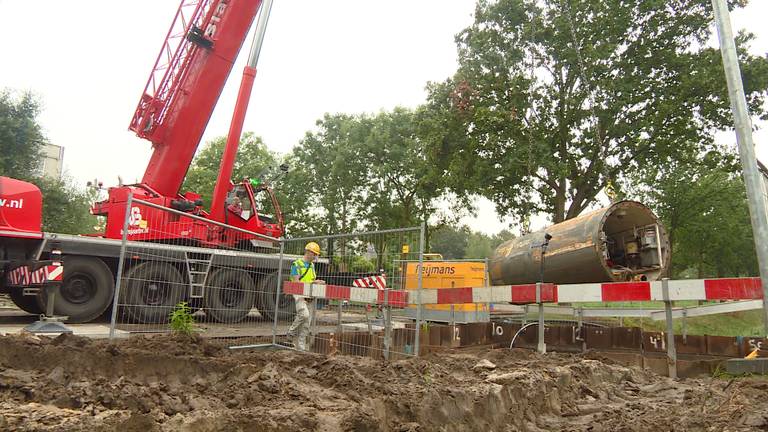 De boorkop is na twee weken ondergronds zijn gele kleurtje kwijt