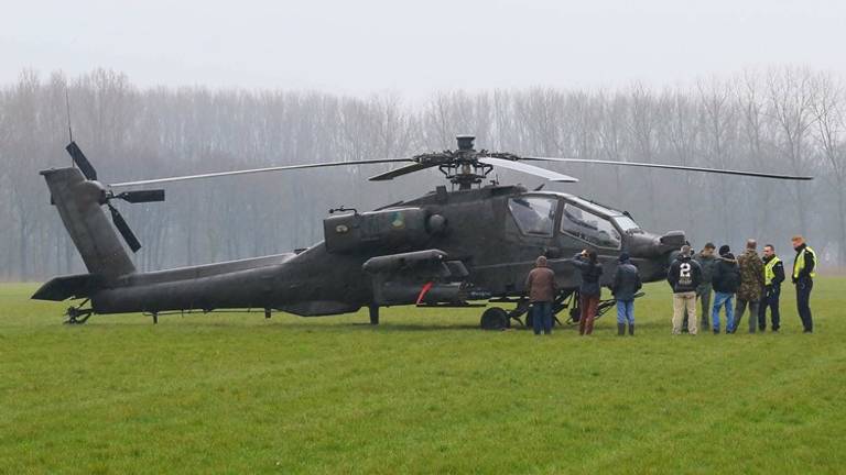 Een gestrande apache van vliegbasis Gilze Rijen.( Foto: Harrie Grijseels)