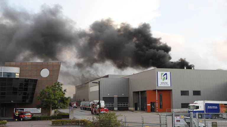 Zwarte rookwolken na het uitbreken van de brand (foto: SK-Media).