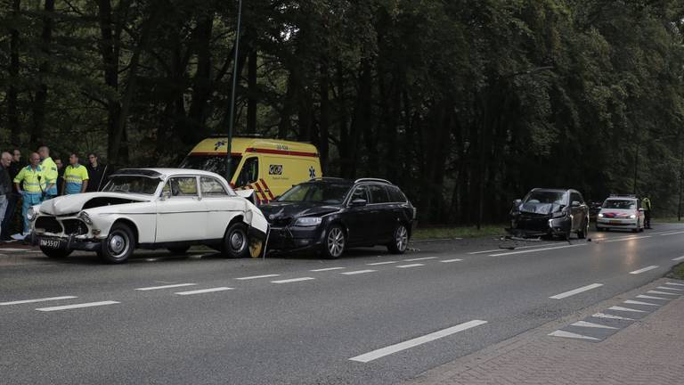 De klassieke auto raakte flink beschadigd (foto: Danny van Schijndel)