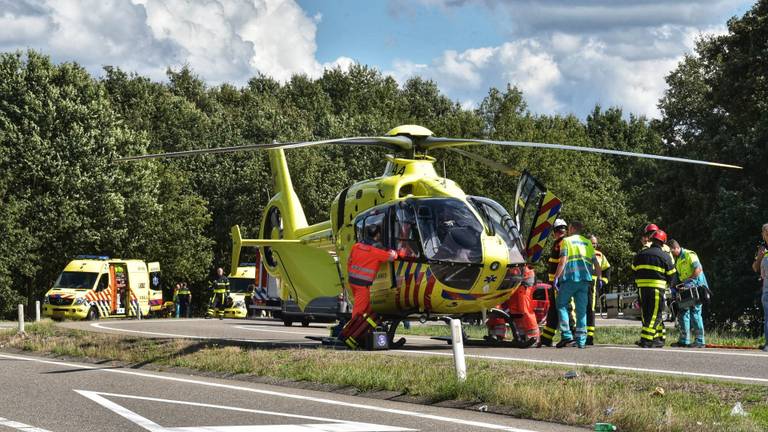 De traumaheli landde op de afrit. (Foto: Tom van der Put/SQ Vision)