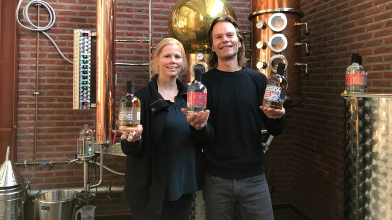 Mark en Diane bij hun ketel en prijswinnende gin's. ( Foto; Paul Giezen)
