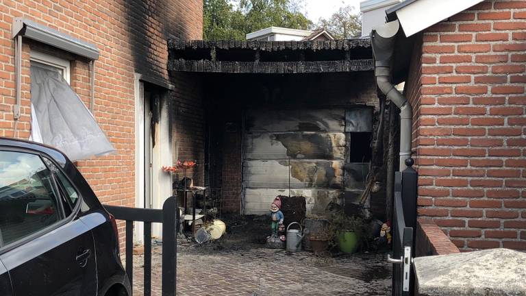 De uitgebrande carport in  Deurne. (Foto: René van Hoof)