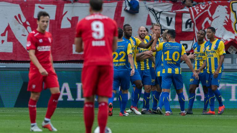 Feest bij TOP Oss, op bezoek bij FC Twente scoort de ploeg twee keer (foto: OrangePictures).