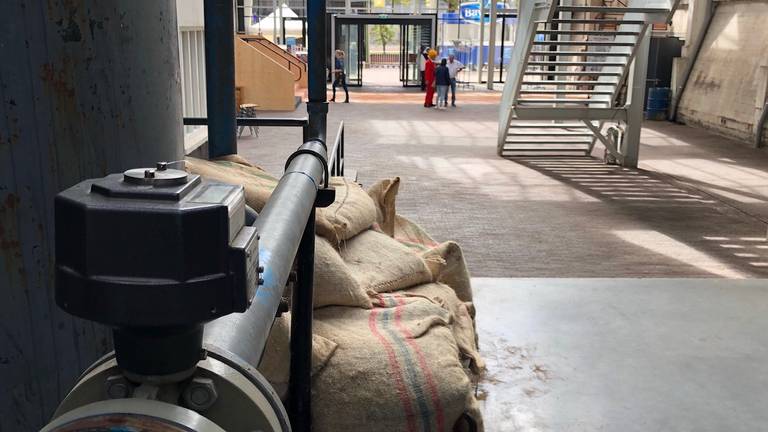 Oude elementen van de CHV mengvoederfabriek in theater de Blauwe Kei in Veghel