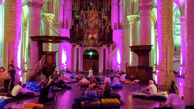 Slapen in de Grote Kerk van Breda. Foto: Danny Touw
