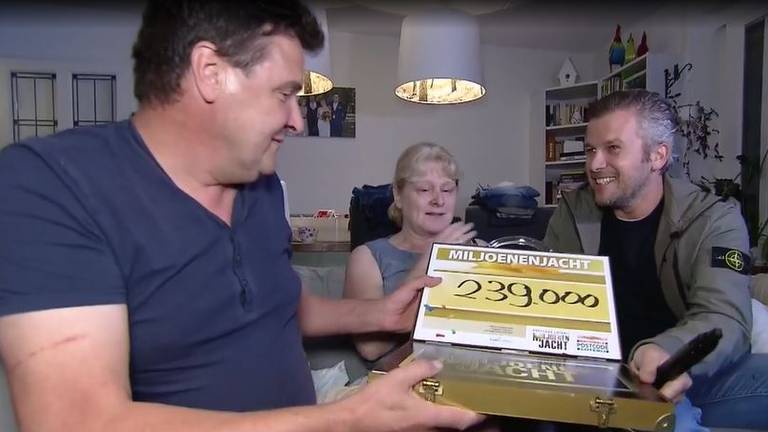 Beatrix en Dick krijgen de cheque overhandigd. (Beeld: RTL)