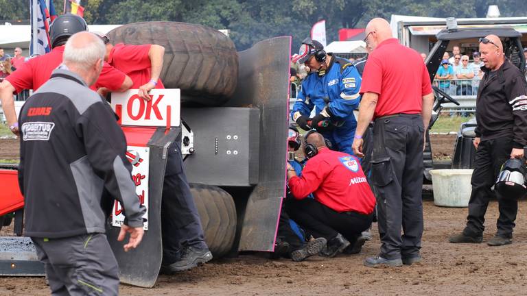 Een 47-jarige man uit Dronten kwam onder zijn eigen machine terecht bij het EK Tractorpulling in Alphen. (foto: GinoPress)