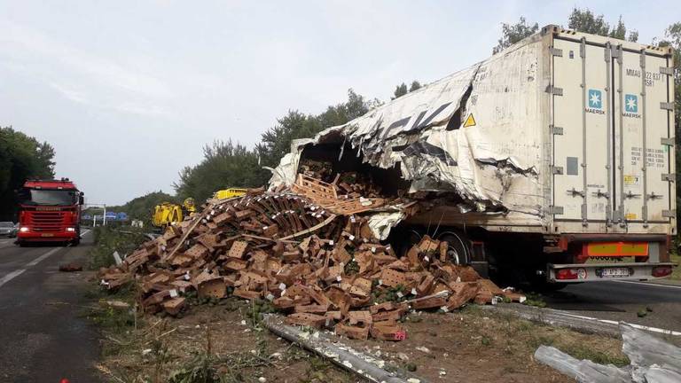 Vrachtwagen klapt op stilstaande truck op A58 bij Bergen op Zoom - Al het nieuws uit Bergen op Zoom
