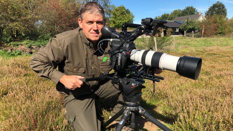 Mark Kapteijns op de heide met zijn filmcamera. Foto: Guus Beenhakker