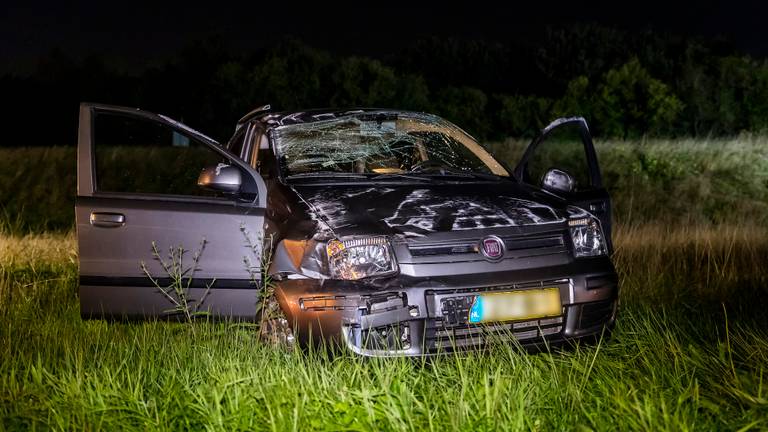 De auto kwam uiteindelijk weer op de banden terecht. (Foto: Marcel van Dorst)