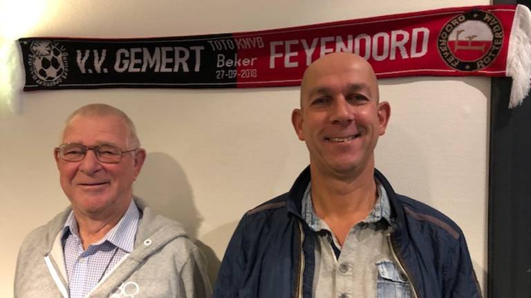 VV Gemert - Feyenoord, een prachtig voetbalsjaaljte (links materiaalman Gerrit van de Laar en rechts voorzitter Carlo Hazenveld)