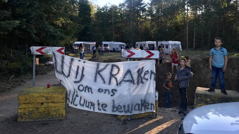 Het woonwagenkampje in Mill is gekraakt (foto Hannelore Struijs)