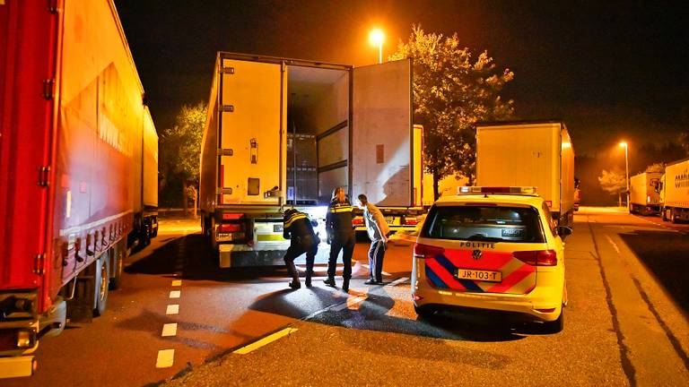 De politie deed onderzoek rond de vrachtwagen. (Foto: SQ Vision)