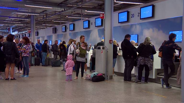 Reizigers aan de balie op Eindhoven Airport