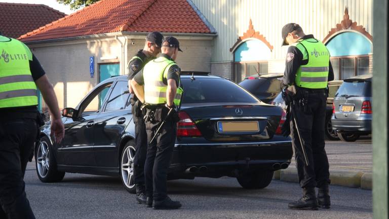 Agenten controleren op camping Molenschot (Foto: Jeroen Stuve)